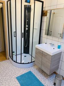 y baño con ducha y lavamanos. en Très belle maison d’hôte de 2 chambres à Obourg, en Mons