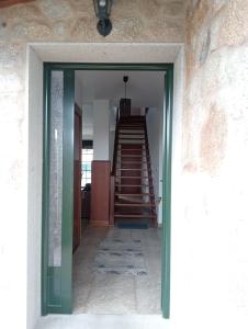 une porte menant à un couloir avec un escalier dans l'établissement A EIRA DE ESTHER, à Teo