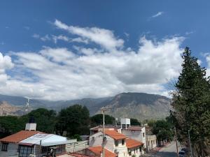 Vistas a una ciudad con montañas en el fondo en HOSTAL EL REY en Cafayate