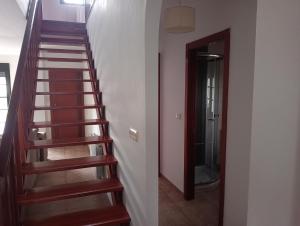 - un escalier en bois dans une chambre avec couloir dans l'établissement A EIRA DE ESTHER, à Teo