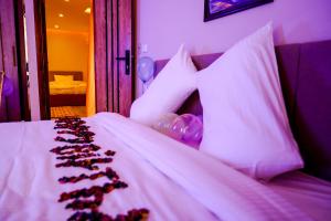 Pyramids Hotel tesisinde bir odada yatak veya yataklar