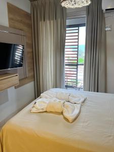 um quarto com uma cama com uma toalha em Mirador Feluz em San Miguel de Tucumán