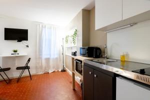 a kitchen with a sink and a counter top at Magnifique studio cosy et calme in Digne-les-Bains