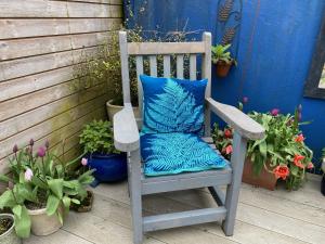 niebieski fotel z niebieską poduszką na patio w obiekcie Shaptor Studio w mieście Bovey Tracey