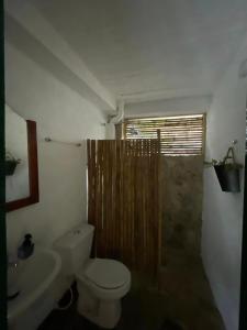 a bathroom with a toilet and a shower and a sink at BOSQUE DE NIEBLA in Pijao