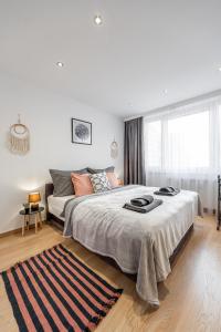 Un dormitorio con una cama grande y una ventana grande. en Palarikova Old App, en Košice