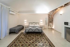 una camera con 2 letti e un tappeto di BELLINIKATANESUITE a Catania