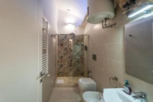 un bagno con doccia, WC e lavandino di BELLINIKATANESUITE a Catania Altre 30 foto