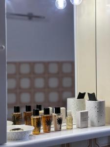 a shelf with several differentiatesiatesiatesiatesiatesktop at Appartamento vista mare in villa in Spotorno +8 photos