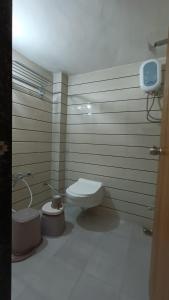 Kylpyhuone majoituspaikassa MADHAVRAI PREMIUM HOMESTAY