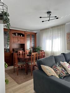 sala de estar con sofá y mesa de comedor en Apartamento Portonovo centro, en Portonovo