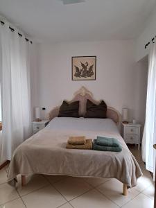 ein Schlafzimmer mit einem Bett mit zwei Handtüchern darauf in der Unterkunft Angolo di pace a pochi passi dal centro e dal mare in Lido di Venezia