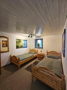 a room with two beds and a ceiling at d' Aussicht nach LA in Deggendorf