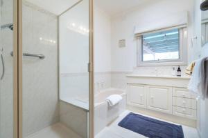 Et badeværelse på ROSEBUD SEA CENTRAL + 7 billeder