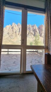 a window with a view of a mountain view at PENITENTES DEPARTAMENTOO in Los Penitentes