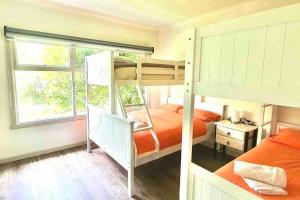 En eller flere senge i et værelse på ROSEBUD SEA CENTRAL