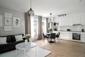 sala de estar con sofá y mesa con sillas en Beautiful Central Apartment, en Estocolmo