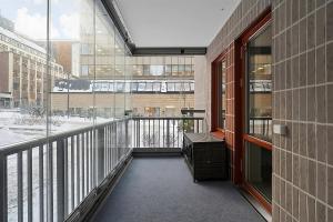 Elle comprend un balcon offrant une vue sur une rue de la ville. dans l'établissement Beautiful Central Apartment, à Stockholm