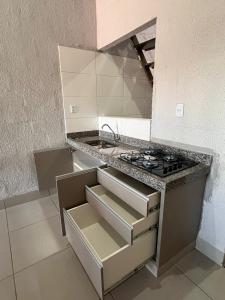 a kitchen with a stove and a counter top at Apartamento Loft in Rio Verde