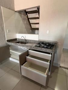 una cocina vacía con fogones y fregadero en Apartamento Loft, en Rio Verde