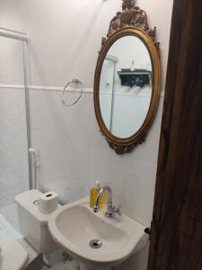 チラデンテスにあるCasa Moitaráのバスルーム(洗面台、壁掛け鏡付)