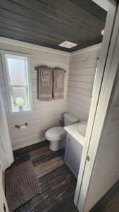uma pequena casa de banho com WC e lavatório em Wheeler Lake Meadow Cabin 4 em Shelby