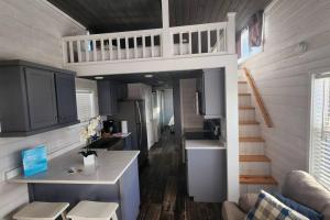 una cocina con altillo con fregadero y encimera en Wheeler Lake Meadow Cabin 4 en Shelby