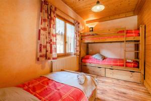 1 Schlafzimmer mit 2 Etagenbetten in einer Hütte in der Unterkunft Le Gîte des Cascades in Sixt