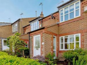 uma casa de tijolos com portas e janelas brancas em Stunning 2-Bed House in Walkington near Beverley em Beverley