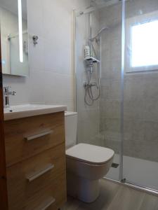 ラ・マリーナにあるCasa Mediterráneoのバスルーム(トイレ、ガラス張りのシャワー付)