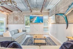 Χώρος καθιστικού στο Livin Right Surf Loft: pickleball, basketball, close to the fun