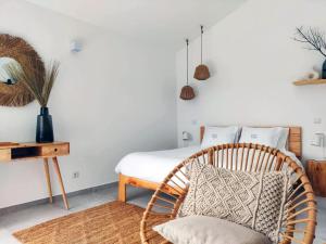 1 dormitorio con 1 cama con silla y mesa en Quinta do Alento, en Sesimbra