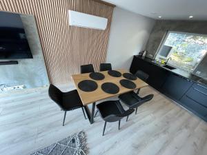 einen Esstisch und Stühle in einem Zimmer in der Unterkunft Eksluzywny apartament w zaciszu in Kristiansund