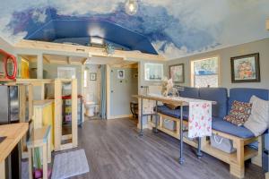 een kamer met een stapelbed en een woonkamer bij Blue Dream Cabin in Rising Fawn with Fire Pit! in Rising Fawn