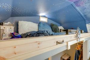 een bed in een kamer met een blauw plafond bij Blue Dream Cabin in Rising Fawn with Fire Pit! in Rising Fawn