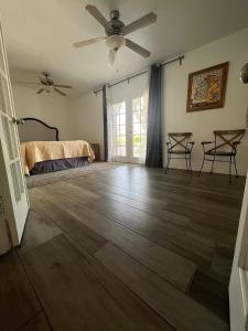 um quarto com uma cama e uma ventoinha de tecto em Luxurious 4 Bedroom Home in Scottsdale em Scottsdale