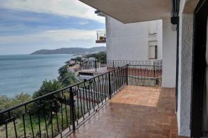 un balcón de un edificio con vistas al océano en apartamento deluxe cau del llop en Llança