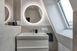 ein Badezimmer mit Waschbecken und Spiegel in der Unterkunft Haus Noena in Norderney + 37 Fotos