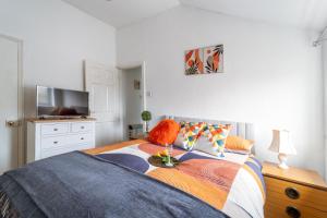 Postel nebo postele na pokoji v ubytování Cosmopolitan Comforts Flat + 32 fotografií