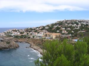 una ciudad en una colina junto al océano en Port de rei Vue sur mer appartement en L'Escala