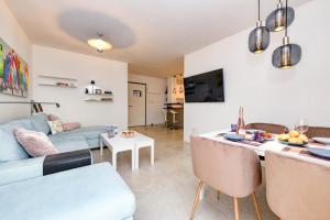 uma sala de estar com um sofá e uma mesa em MGH Family Stay - Costa DOro Superior Apartment em Sirmione