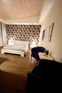 1 dormitorio con 1 cama blanca en una habitación en Baia Di Ognina, en Catania