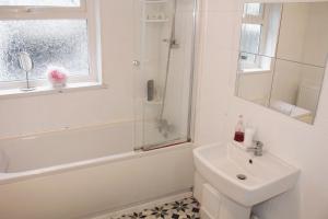 Koupelna v ubytování Aderyn Mawr Cottage + 8 fotografií