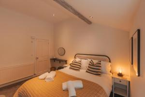 - une chambre avec un lit et 2 oreillers dans l'établissement Bridge Apartment, à Stockport