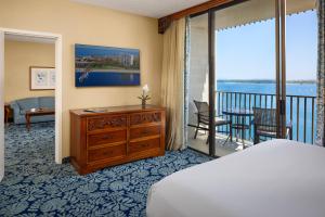 Habitación de hotel con cama y balcón en Catamaran Resort Hotel and Spa en San Diego