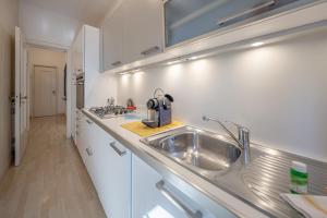 een keuken met een spoelbak en een aanrechtblad bij CASA ISABELLA Relax con Piscina in Rapallo +29 foto's