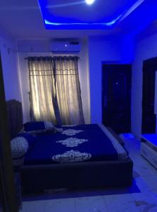 a bedroom with a bed with a blue ceiling at Beautiful 3-Bed House in Lekki in Ikota