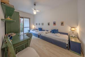 een hotelkamer met twee bedden en een bureau bij CASA ISABELLA Relax con Piscina in Rapallo