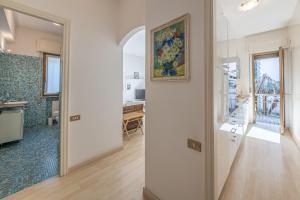 een hal van een huis met een schilderij aan de muur bij CASA ISABELLA Relax con Piscina in Rapallo