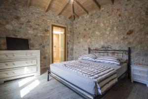 Postel nebo postele na pokoji v ubytování Βίλα Αοιδή + 22 fotografií